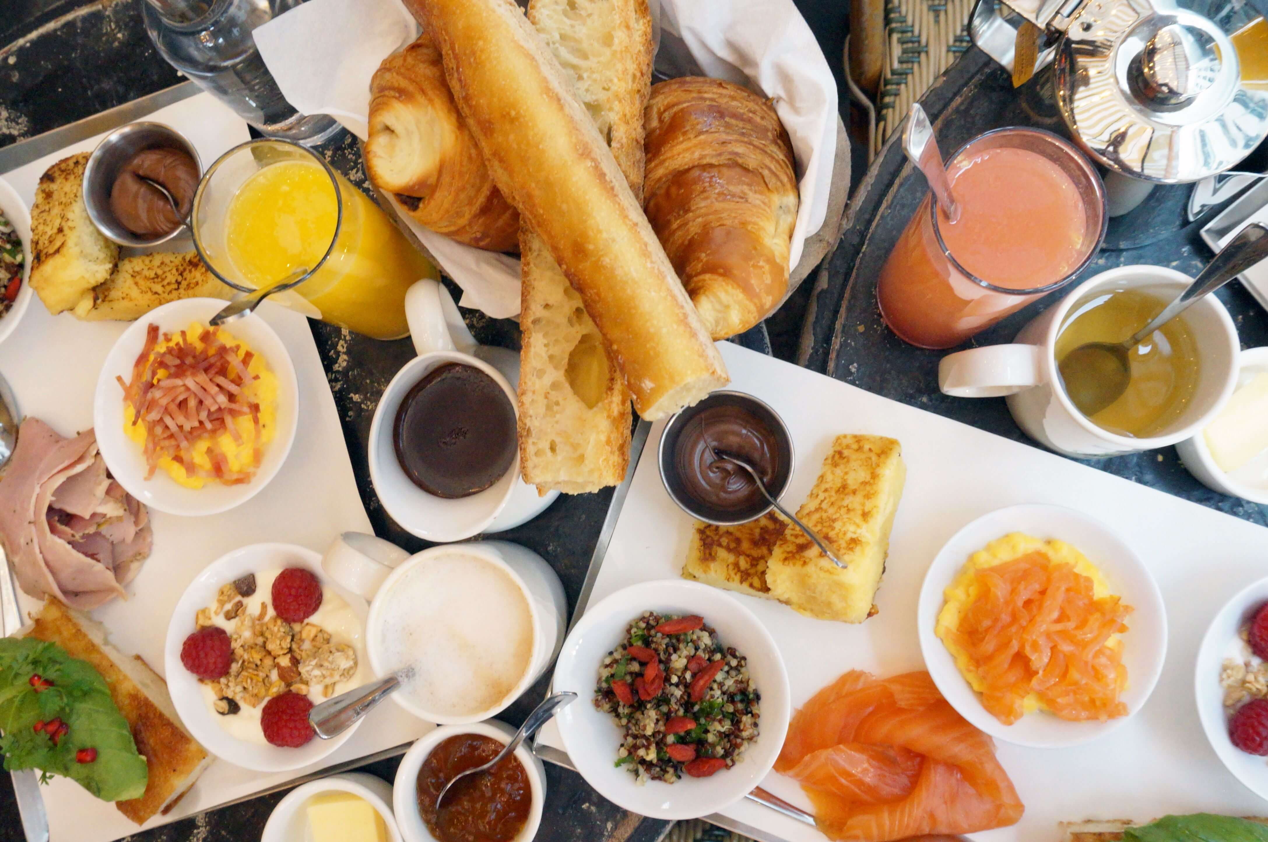 Assiette de brunch avec avocat toast, quinoa, fromage blanc, fruits rouges et confitures
