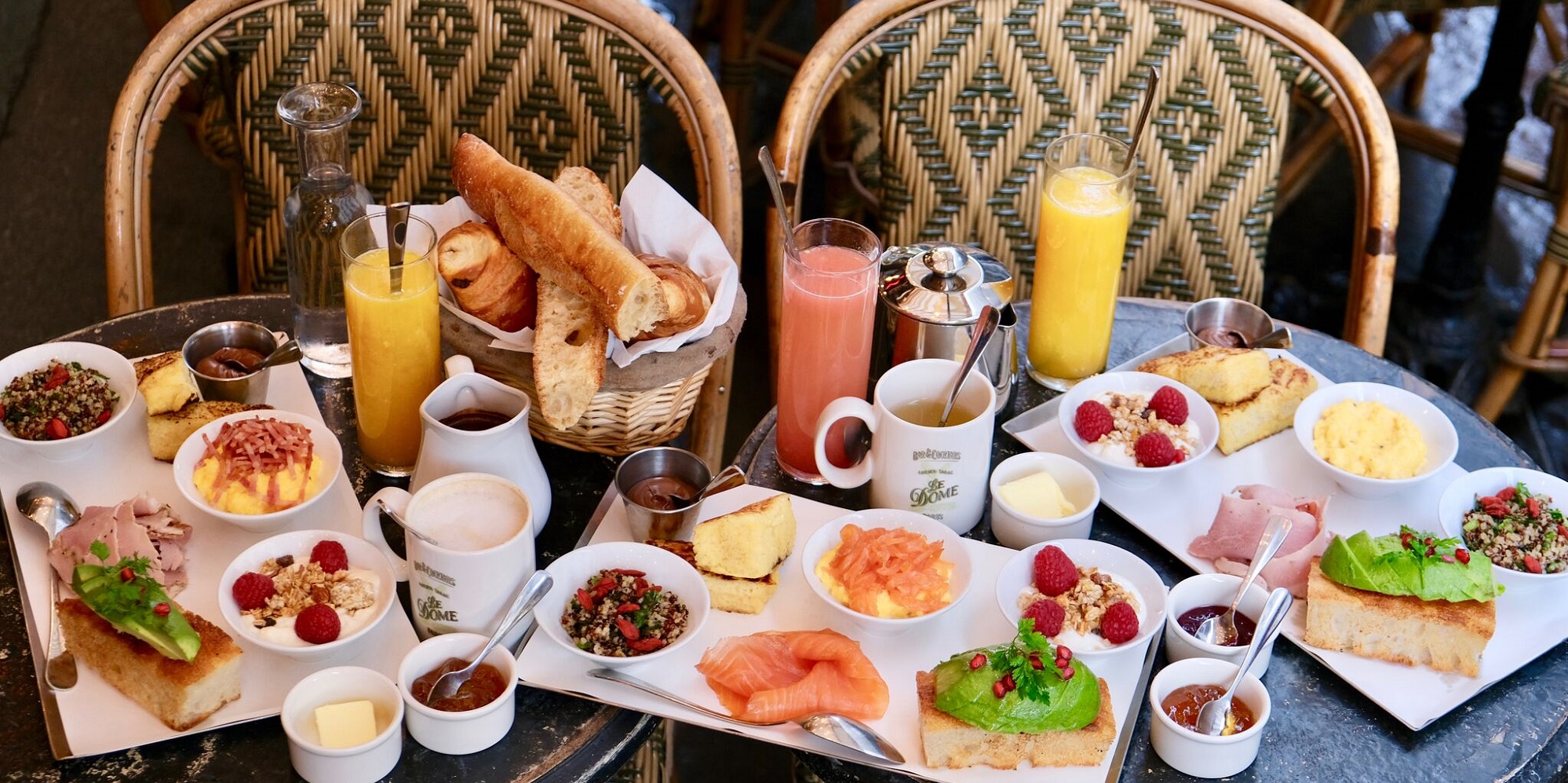 Brunch parisien avec plateau de saumon fumé, jambon, œufs brouillés et pain frais