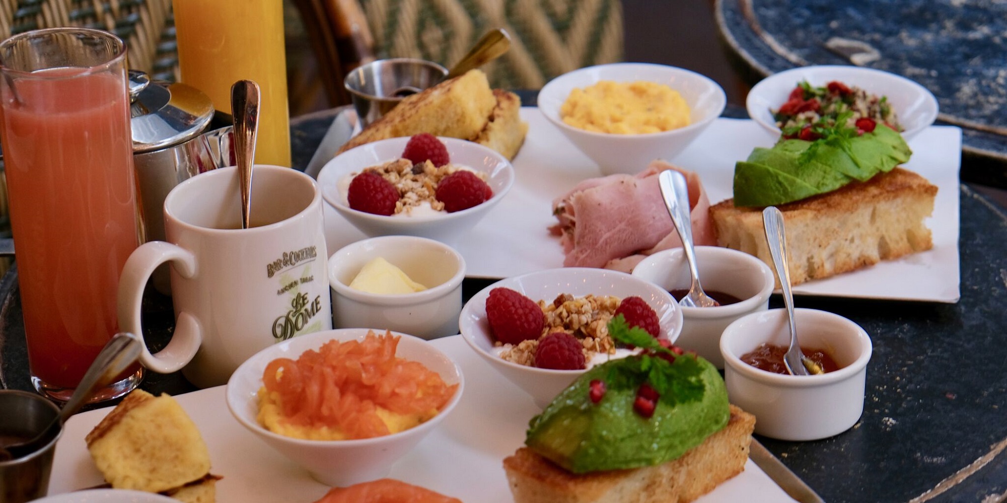 Brunch français à la Brasserie Le Dôme de Villiers : viennoiseries, charcuterie et boissons chaudes