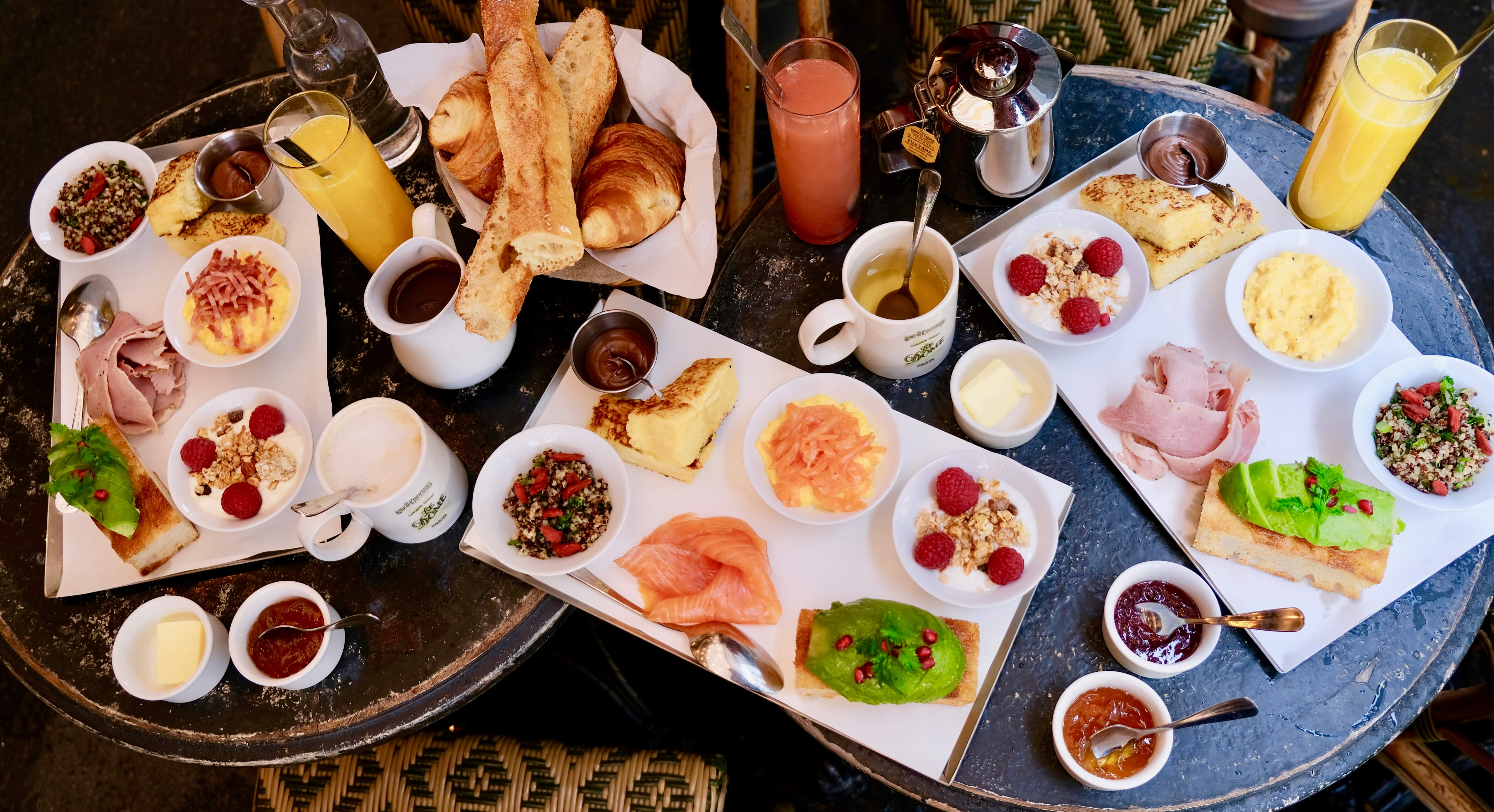 Table de brunch à Paris avec viennoiseries, œufs brouillés, saumon fumé et pain perdu